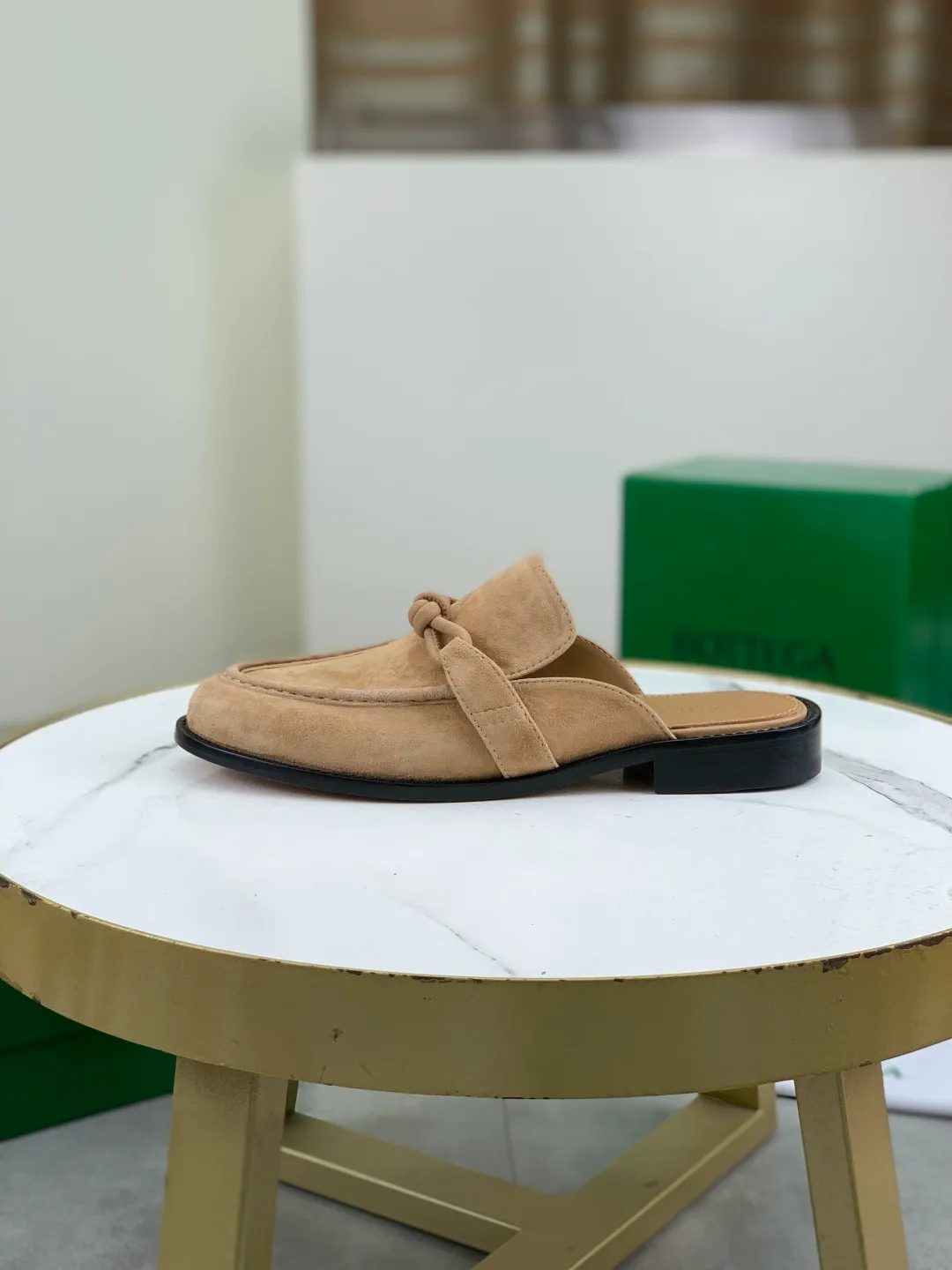 Men's shoes 💰P800 [New model] (genuine leather outsole) water-dyed cow lining 💰High-quality business couple half-slip leather shoes 💎💎💎 BOTTEGA VENETA official website synchronizes the latest top version of BV in the market, accepts material comparison, shoe type comparison, process comparison, practical and textured, versatile and suitable for any occasion, the more you look at it, the more flavorful it becomes. Purely hand-knitted craftsmanship - Upper material, calfskin imported from Italy 🇮🇹 - High-quality water-dyed cowhide lining - Original private model customized leather outsole -Size: Female 35-39 (40 ordered) Male 39-44 (38 45 can be customized) Color: Multiple colors available